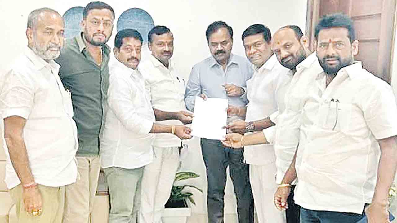 మున్సిపల్‌ చైర్మన్‌ ఎన్నిక నిర్వహించండి