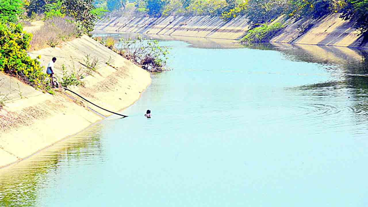 పంటలకు నీళ్లివ్వలేం