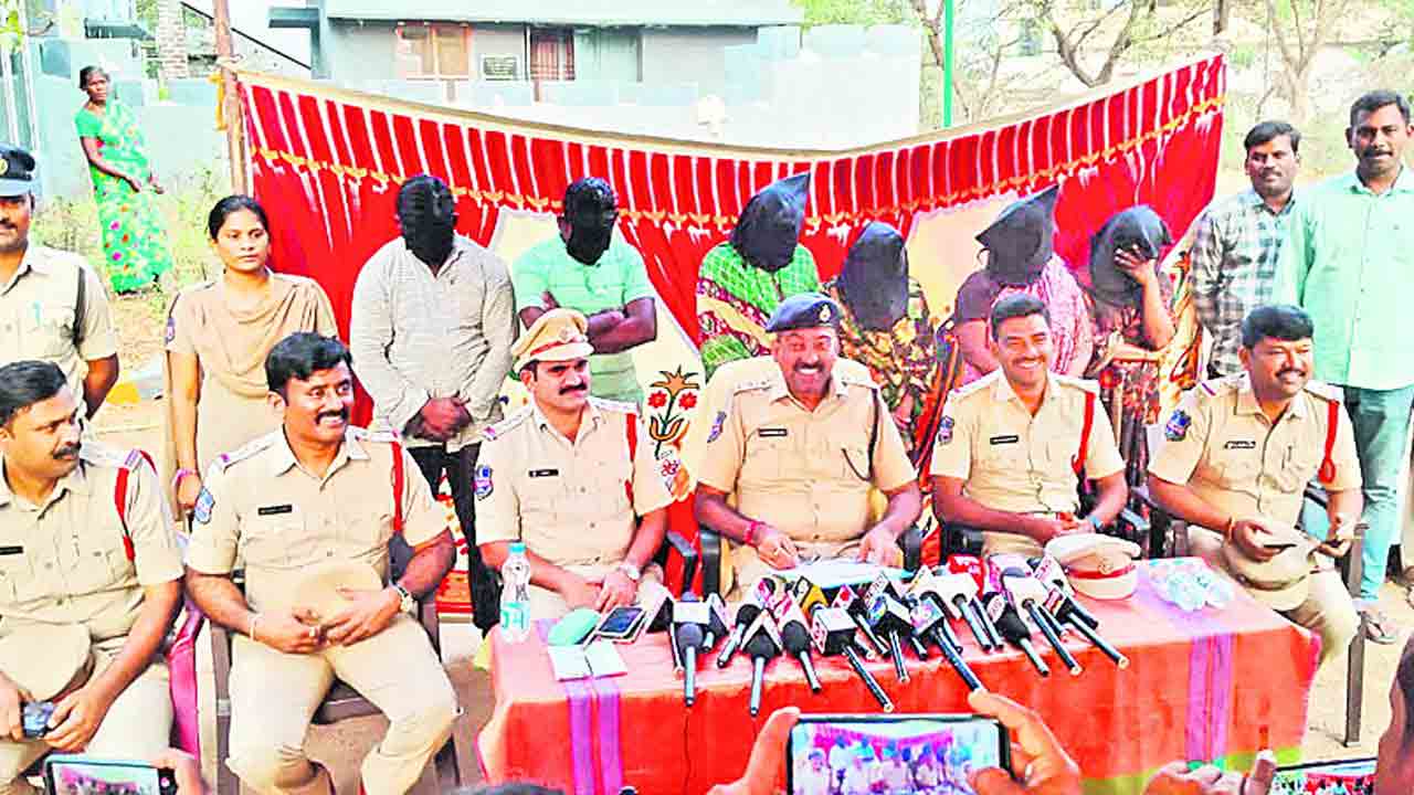 పగలు ప్లాస్టిక్‌ ఏరి.. రాత్రి గుళ్లల్లో చోరీ