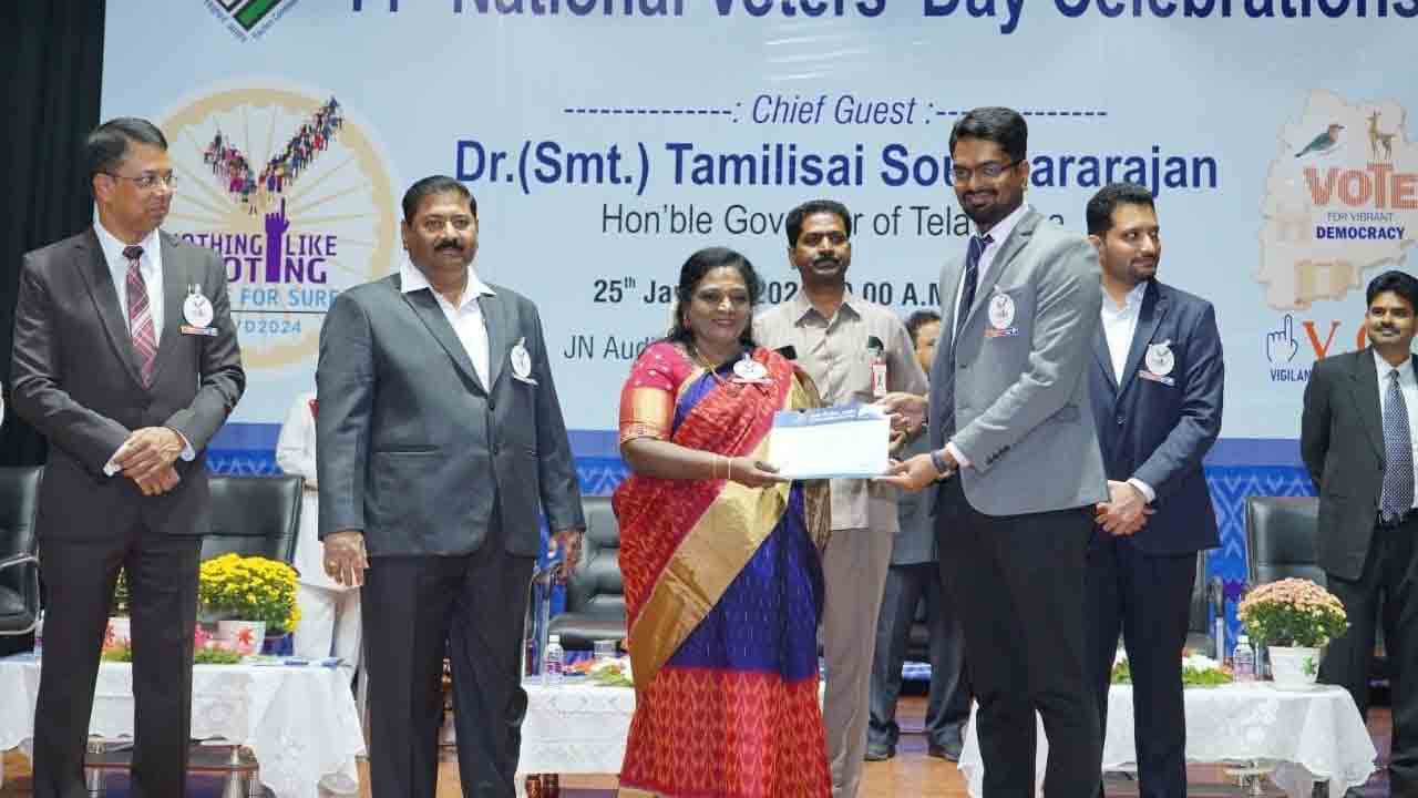 కేఎంసీ కమిషనర్‌కు ప్రశంసాపత్రం