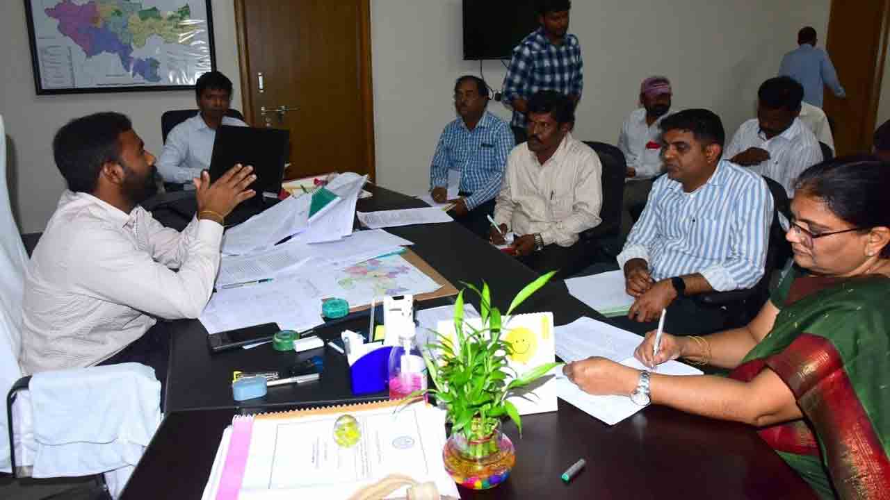 పోటీ పరీక్షలకు సన్నద్ధమయ్యేవారికి.. అన్ని సౌకర్యాలూ కల్పించాలి