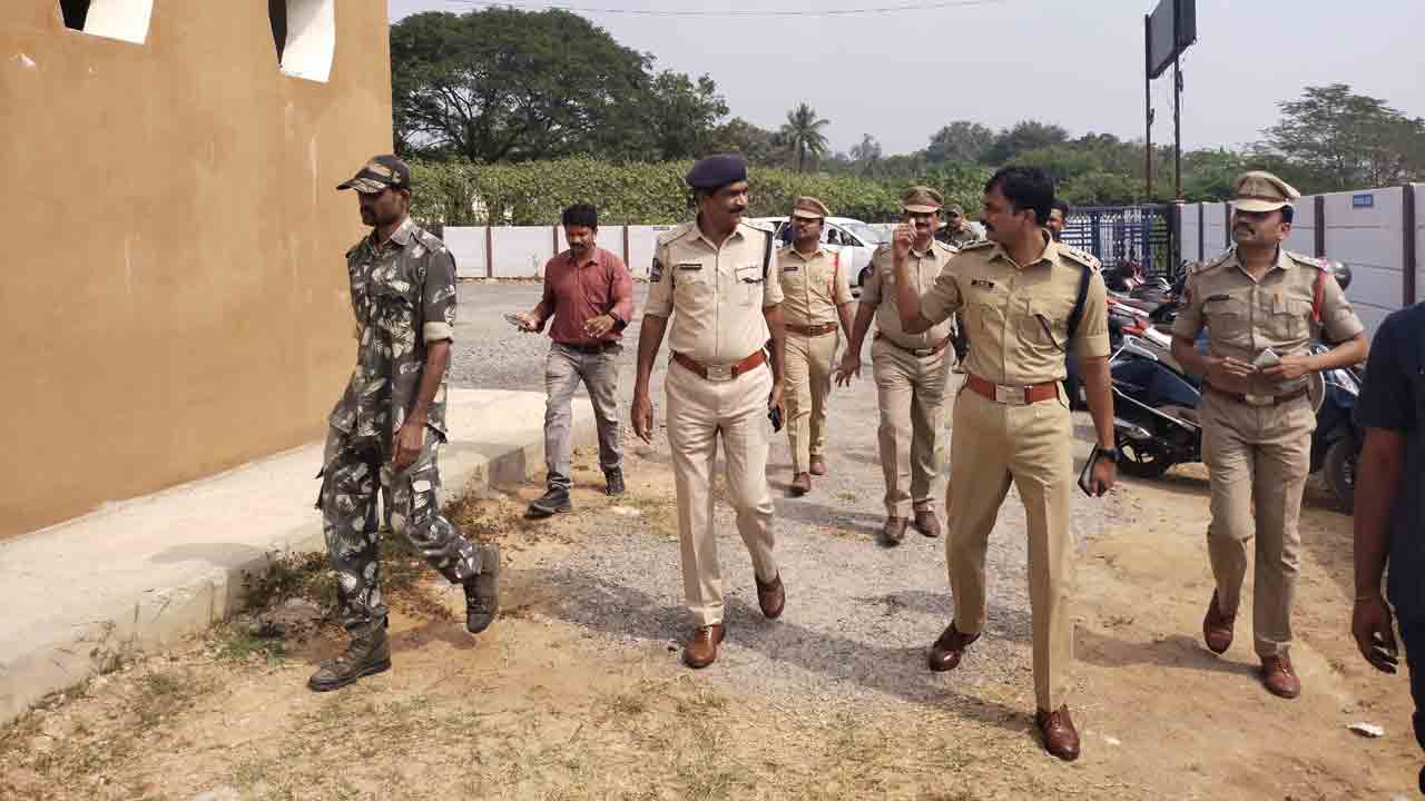 అసాంఘిక శక్తులపై నిఘా పెట్టాలి