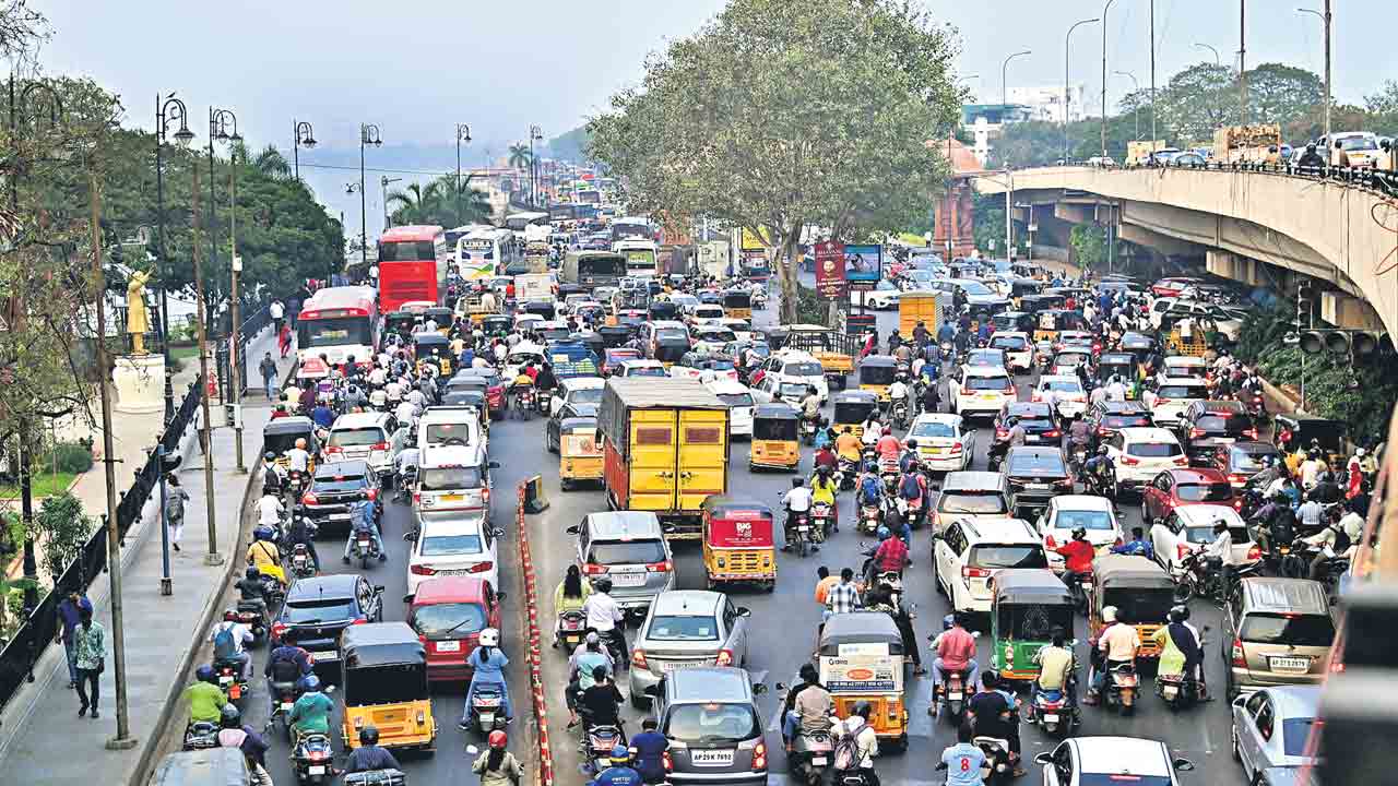 Hyderabad Traffic | భాగ్యనగరంలో అస్తవ్యస్తంగా ట్రాఫిక్‌.. గమ్యం చేరేందుకు నరకం చూస్తున్న వాహనదారులు