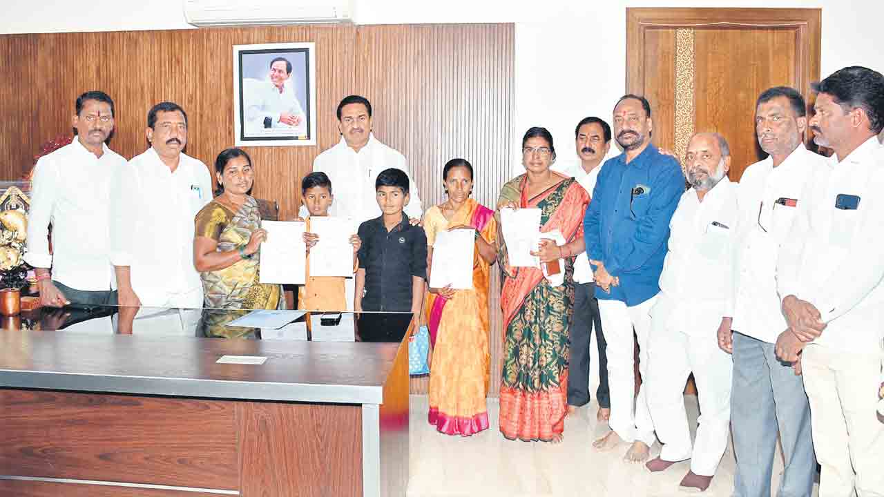 కార్యకర్తలకు అండగా బీఆర్‌ఎస్‌