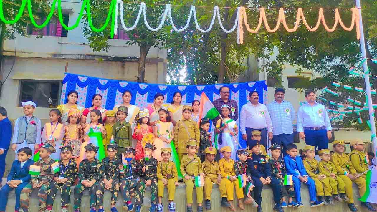 మువ్వన్నెల రెపరెపలు..