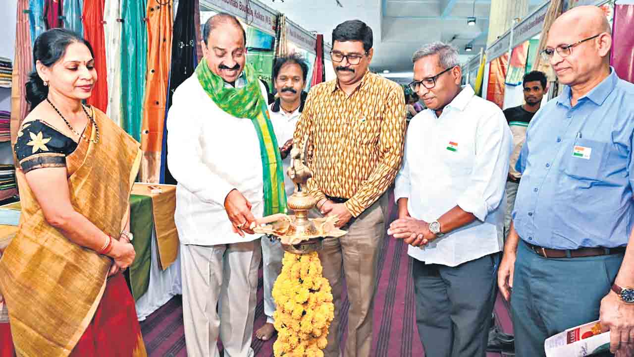 Thummala Nageswara Rao | చేనేత కళాకారులకు సహకరిస్తూనే ఉంటాం: మంత్రి తుమ్మల