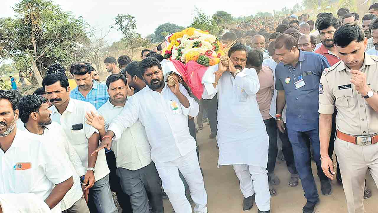 జెండా ఆవిష్కరణకు వెళ్తూ.. రోడ్డు ప్రమాదంలో ఉపాధ్యాయుడు మృతి