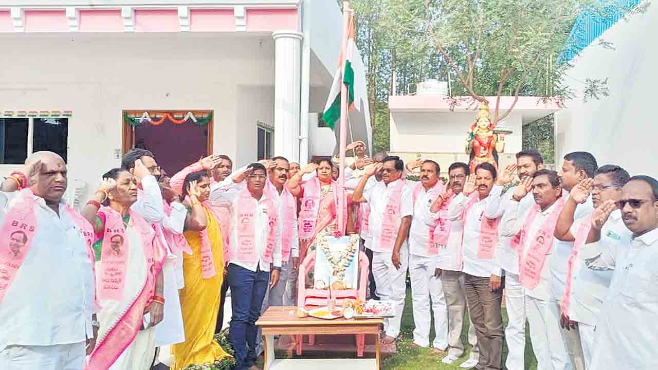 మువ్వన్నెల రెపరెపలు