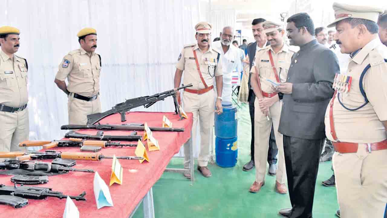 పోలీస్‌ పరేడ్‌ గ్రౌండ్‌ వద్ద బందోబస్తు