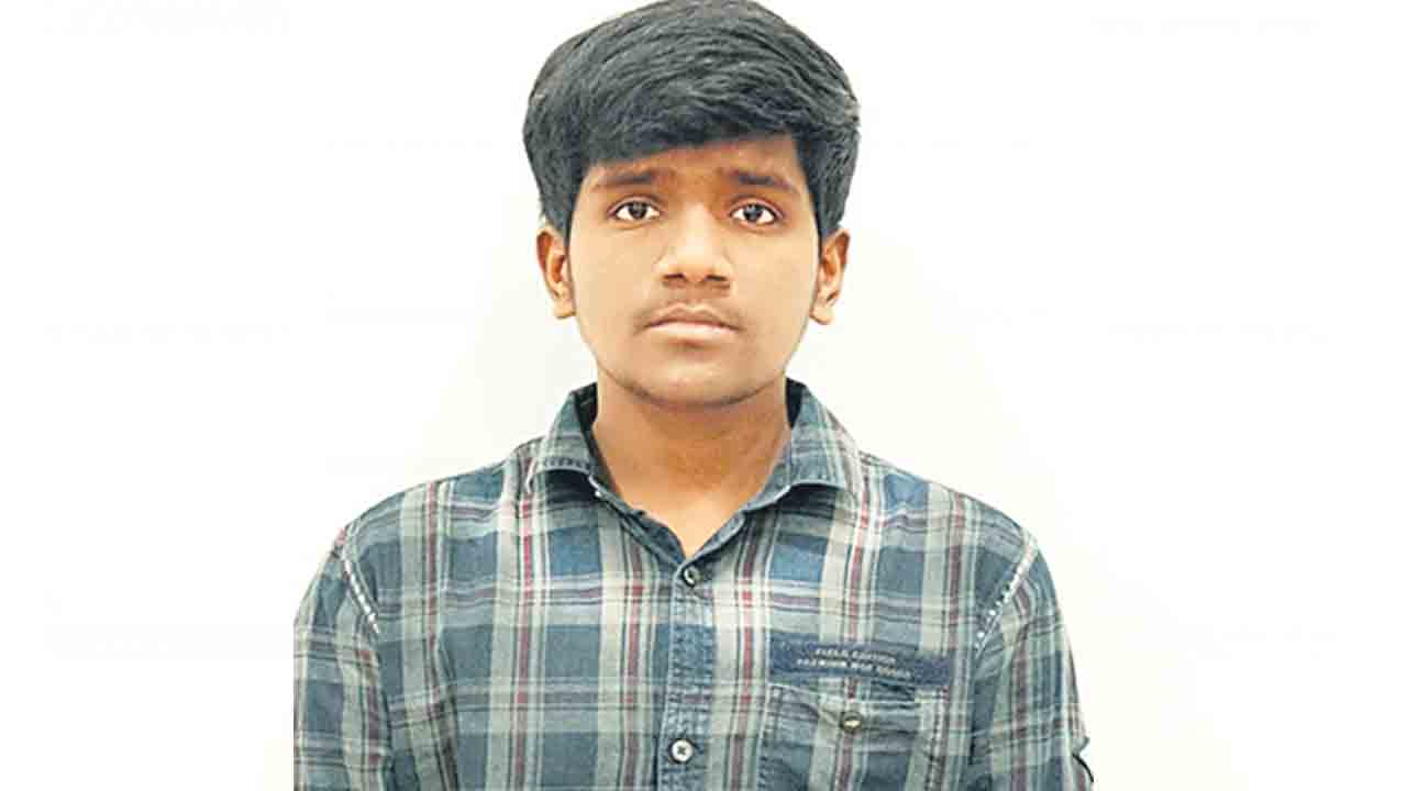 కారు బోల్తా..విద్యార్థి మృతి