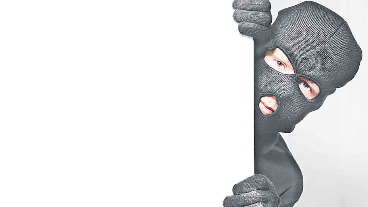 మత్తుమందు చల్లి..బంగారం చోరీ