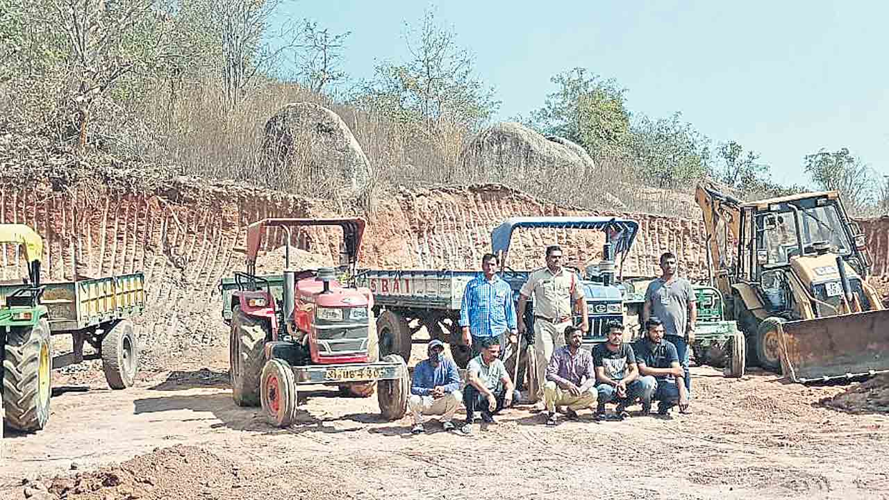 మొరం అక్రమ తవ్వకాలపై దాడులు