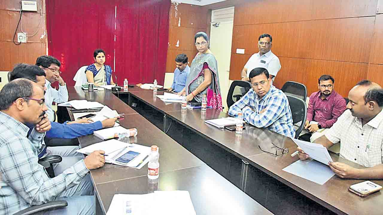 ఆల్బెండజోల్‌ మాత్రలు పంపిణీ చేయాలి