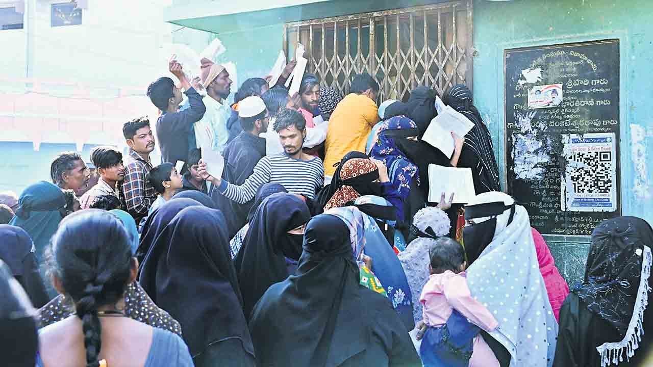 జనమంతా.. ఉరుకులు.. పరుగులు