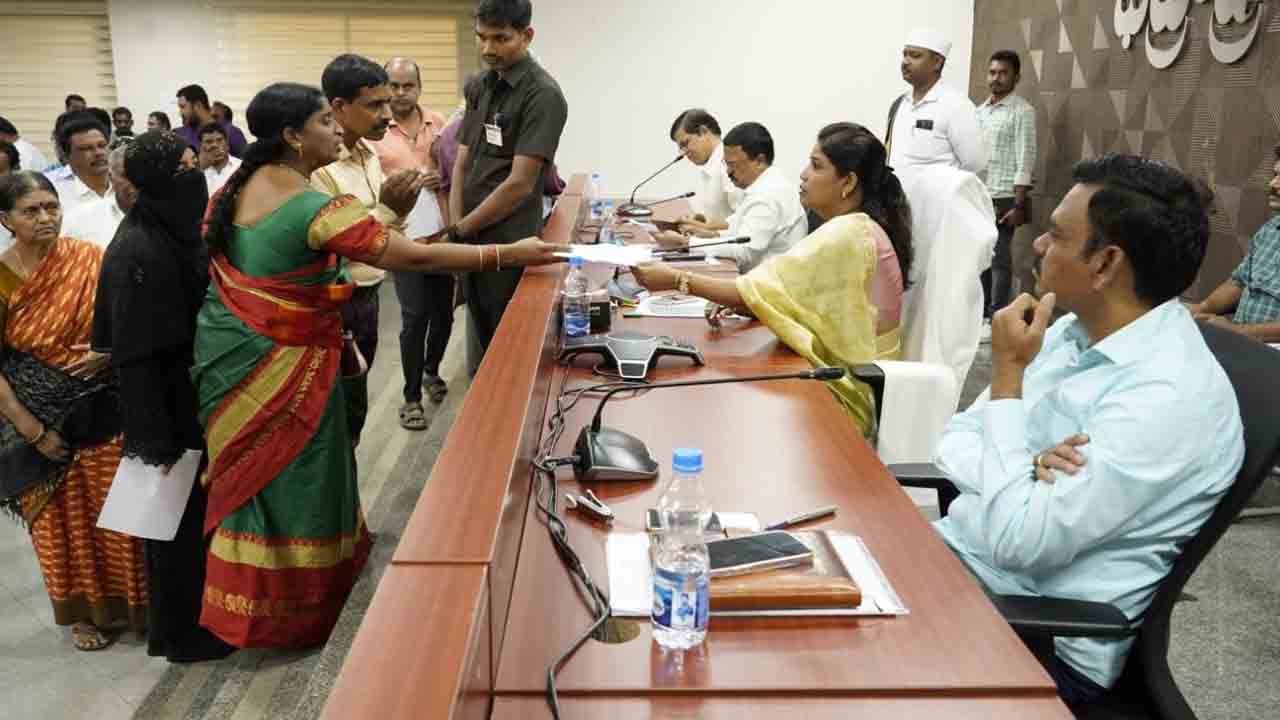 దరఖాస్తుల పరిష్కారంపై దృష్టి పెట్టండి