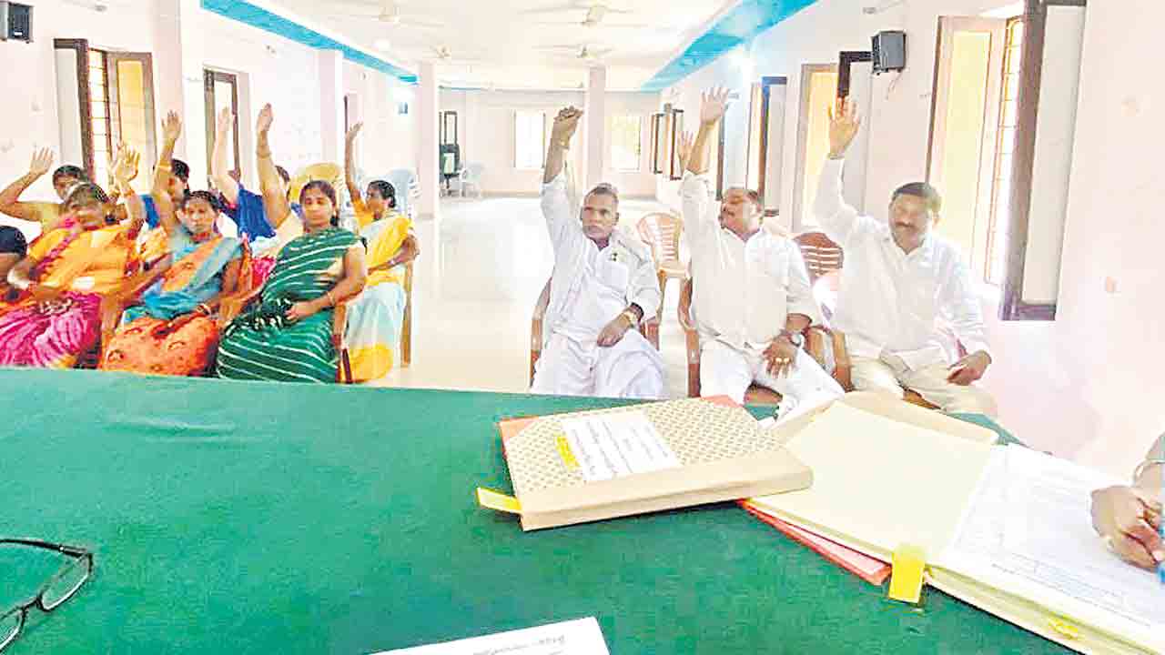 డిచ్‌పల్లి వైస్‌ ఎంపీపీపై నెగ్గిన అవిశ్వాసం