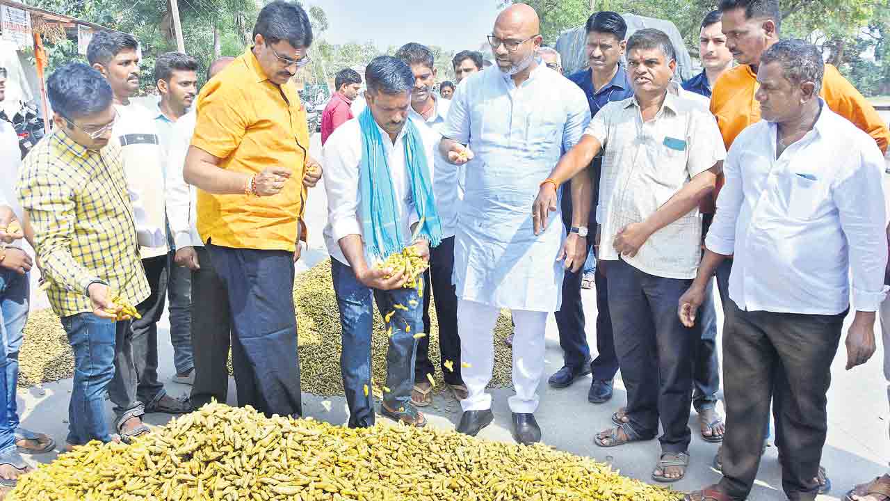 పసుపు ధర తగ్గిస్తే సహించం