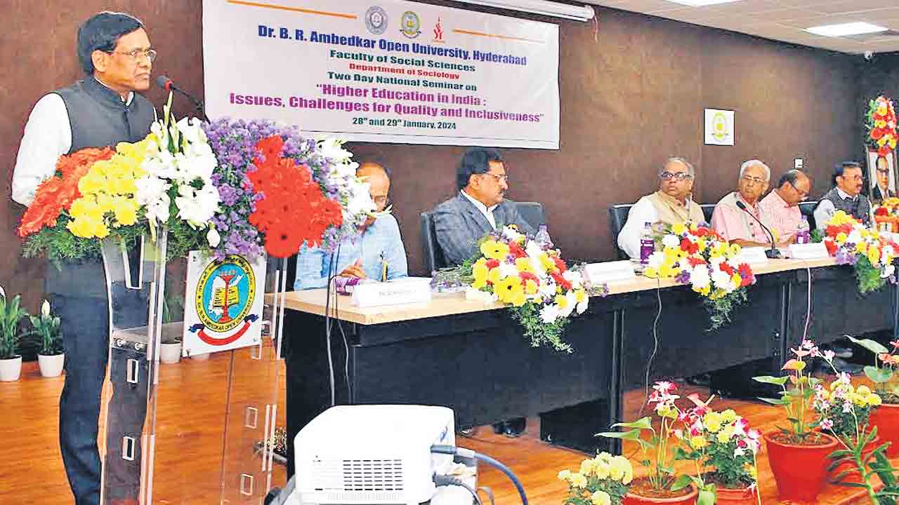Professor Limbadri | ఉపాధి కల్పించే కోర్సులపై దృష్టి పెట్టండి: ప్రొఫెసర్ లింబాద్రి