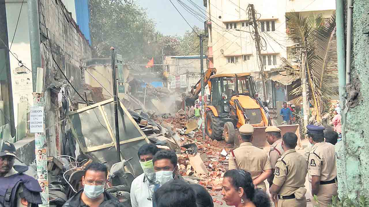 Gandhi Nagar | గాంధీనగర్లో పేదల ఇండ్లు కూల్చివేత.. అడ్డుకునేందుకు యత్నించిన బస్తీవాసుల అరెస్ట్