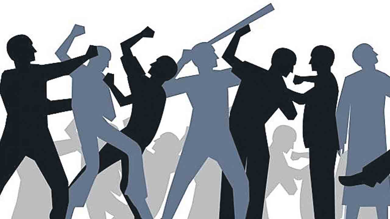 అర్ధరాత్రి యువకుల మధ్య గ్యాంగ్‌వార్‌