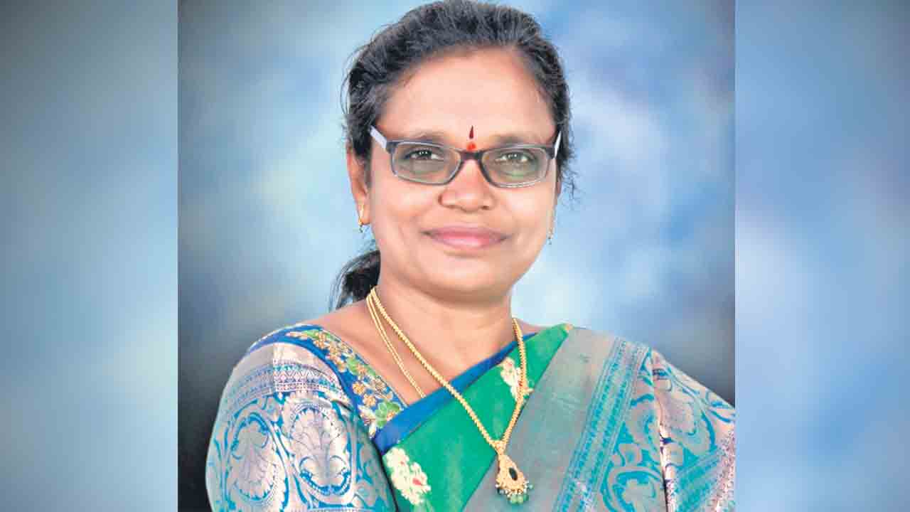 జాతీయ సదస్సులో ప్రభుత్వ స్కూల్‌ టీచర్‌ ప్రసంగం