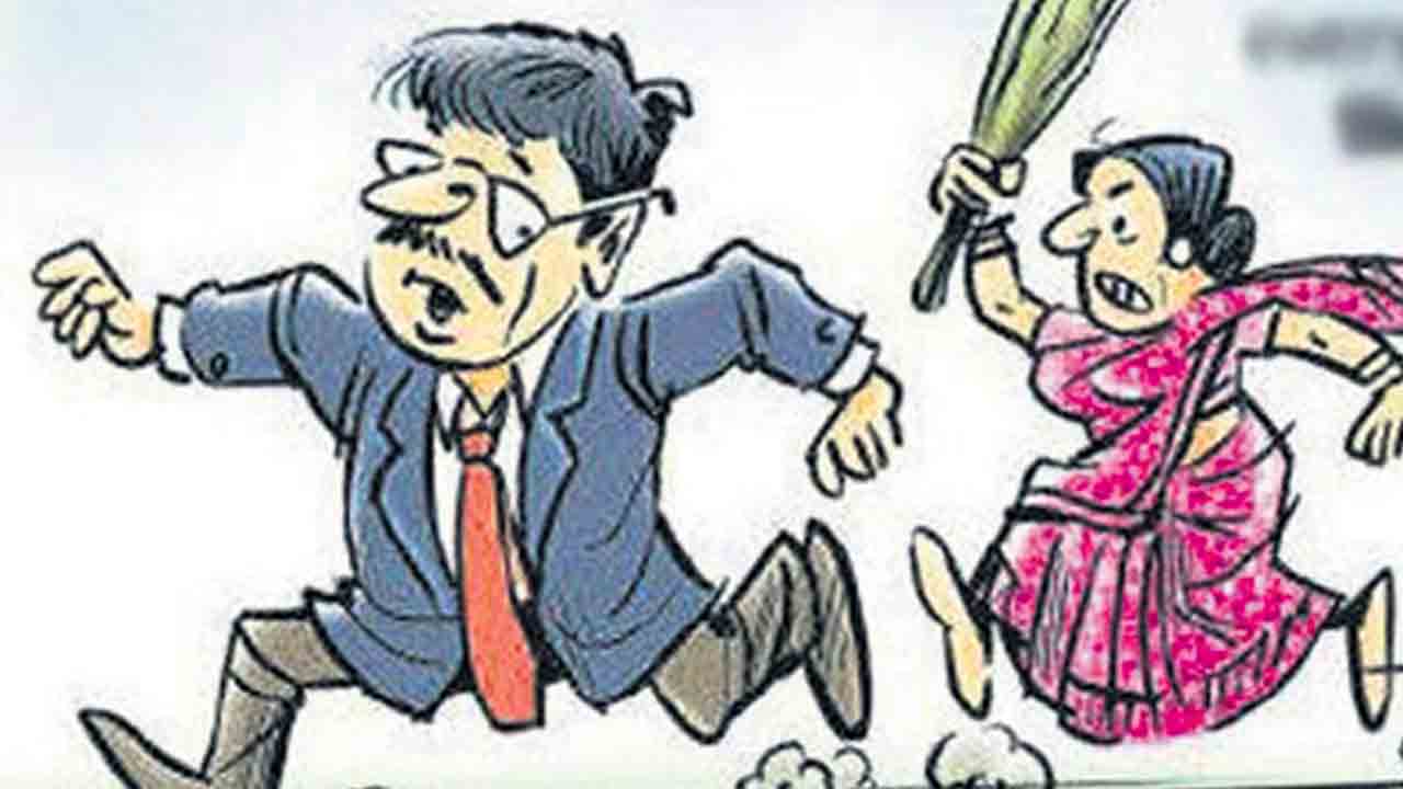 Hyderabad | భ‌ర్త‌ల‌ ఆ వీడియోల‌ను చూసి.. పోకిరీ మొగుళ్లను పొట్టు పొట్టు కొట్టిండ్రు