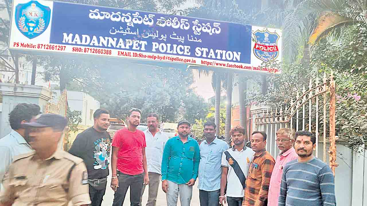 కార్పొరేటర్‌నే బిల్లు అడుగుతవా