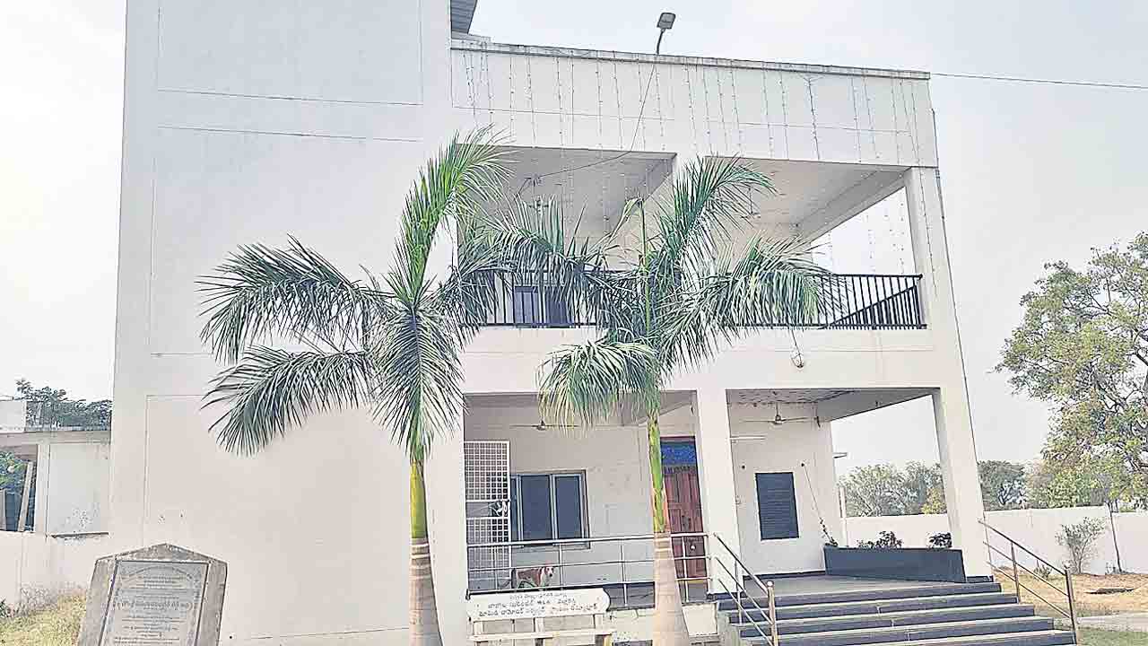 క్యాంప్‌ ఆఫీస్‌కు వాస్తు దోషమట!