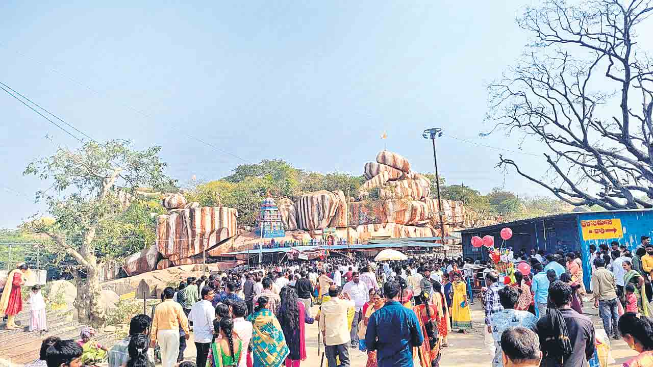 కిక్కిరిసిన వనదుర్గామాత ఆలయం