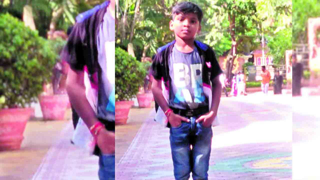 కారు ఢీకొని బాలుడి మృతి