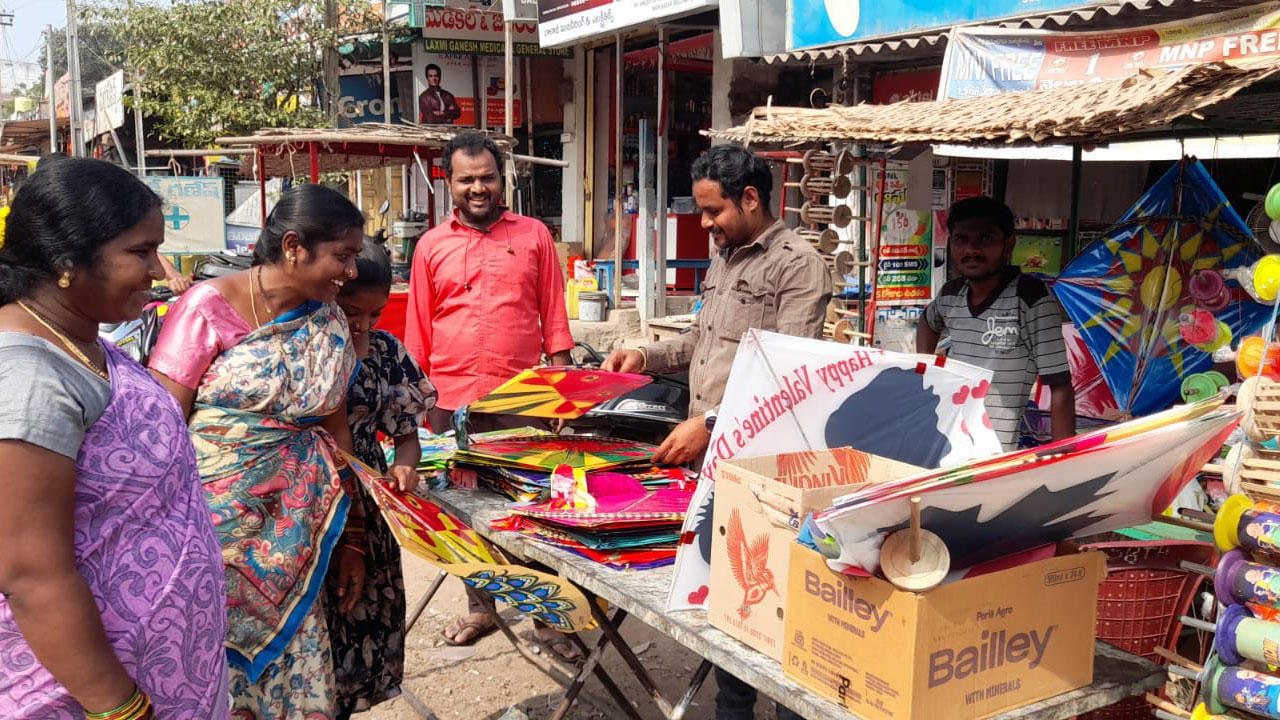 మార్కెట్లో సంక్రాంతి సందడి