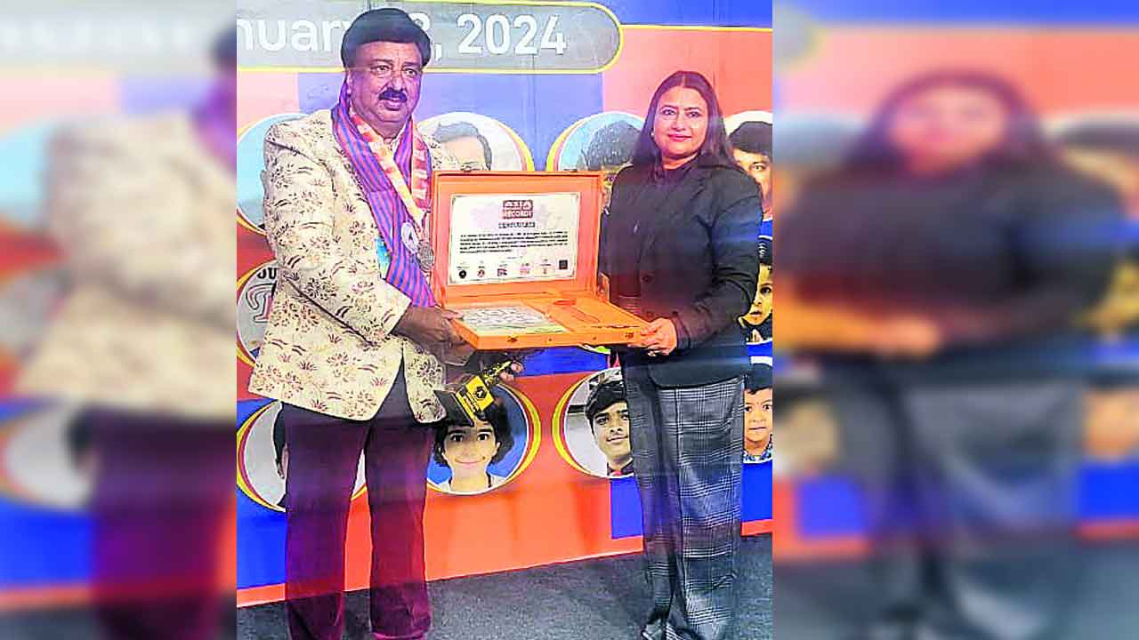 ఆసియా బుక్‌ ఆఫ్‌ రికార్డ్స్‌లోములుగు డీఏఓకు చోటు