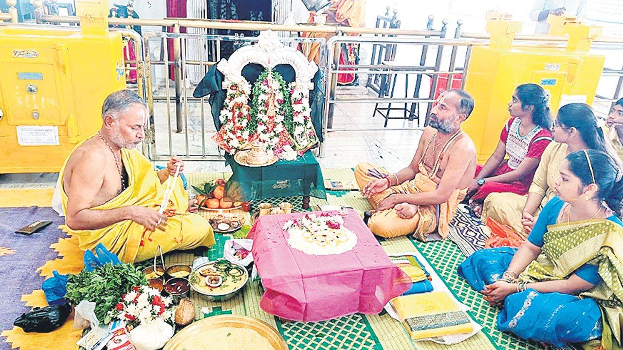 వైభవంగా గోదారంగనాయకుల కల్యాణం