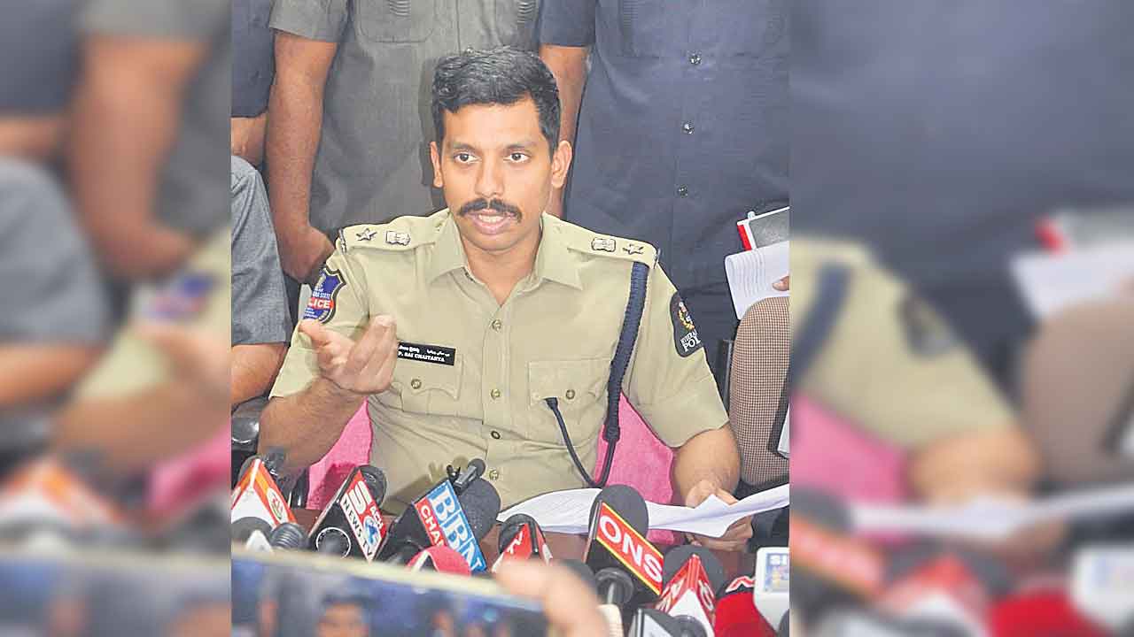 నరదిష్టి పేరు చెప్పి.. 17 లక్షలు గుంజిండు