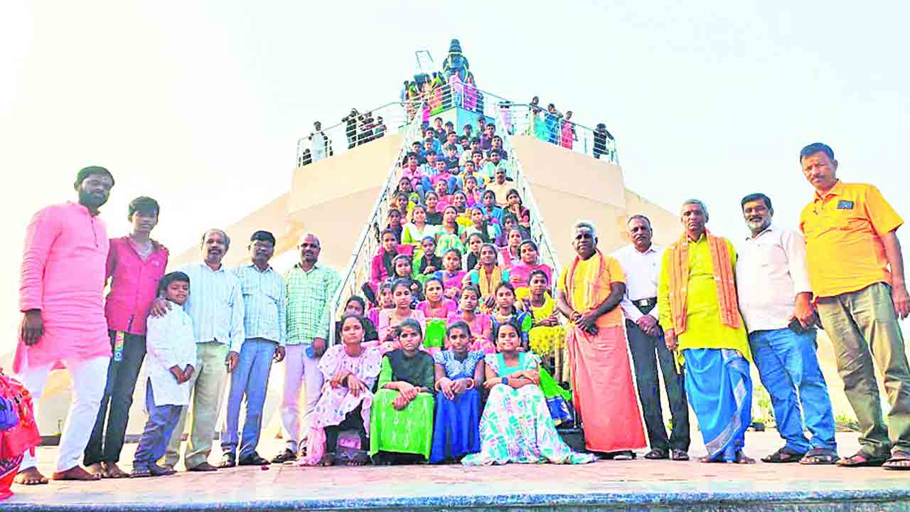 పాలమూరు విద్యార్థుల సాహితీ యాత్ర