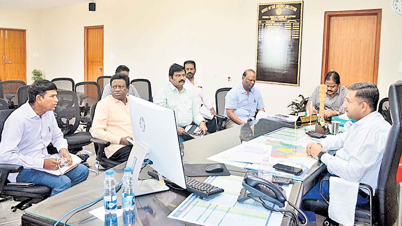 పెండింగ్ పనులు త్వరగా పూర్తి చేయాలి