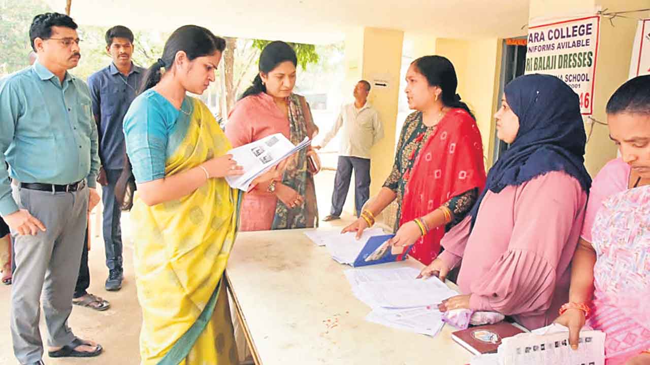 బీఎల్‌వోలు బాధ్యతగా ఓటరు నమోదును పూర్తి చేయాలి