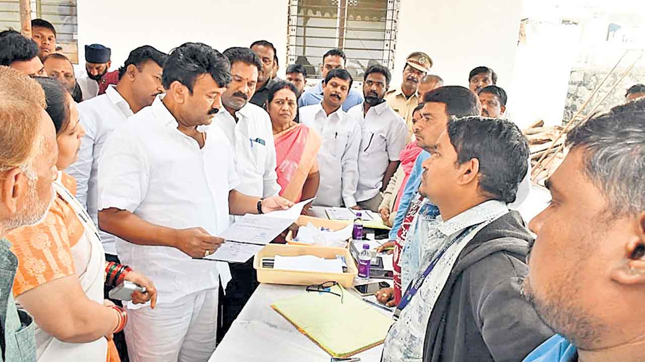 ఆరు గ్యారెంటీలకు భారీగా దరఖాస్తులు