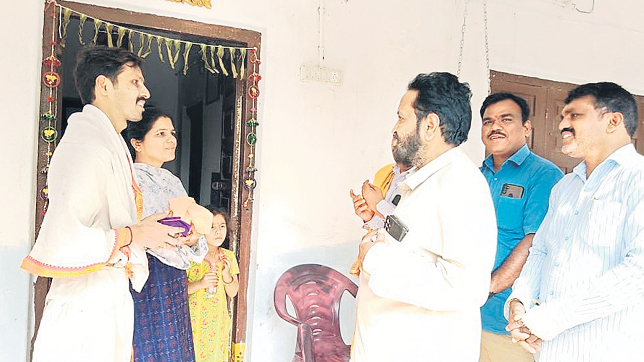 జడ్జి ముఖేష్కు రాములోరి అక్షింతలు అందజేత