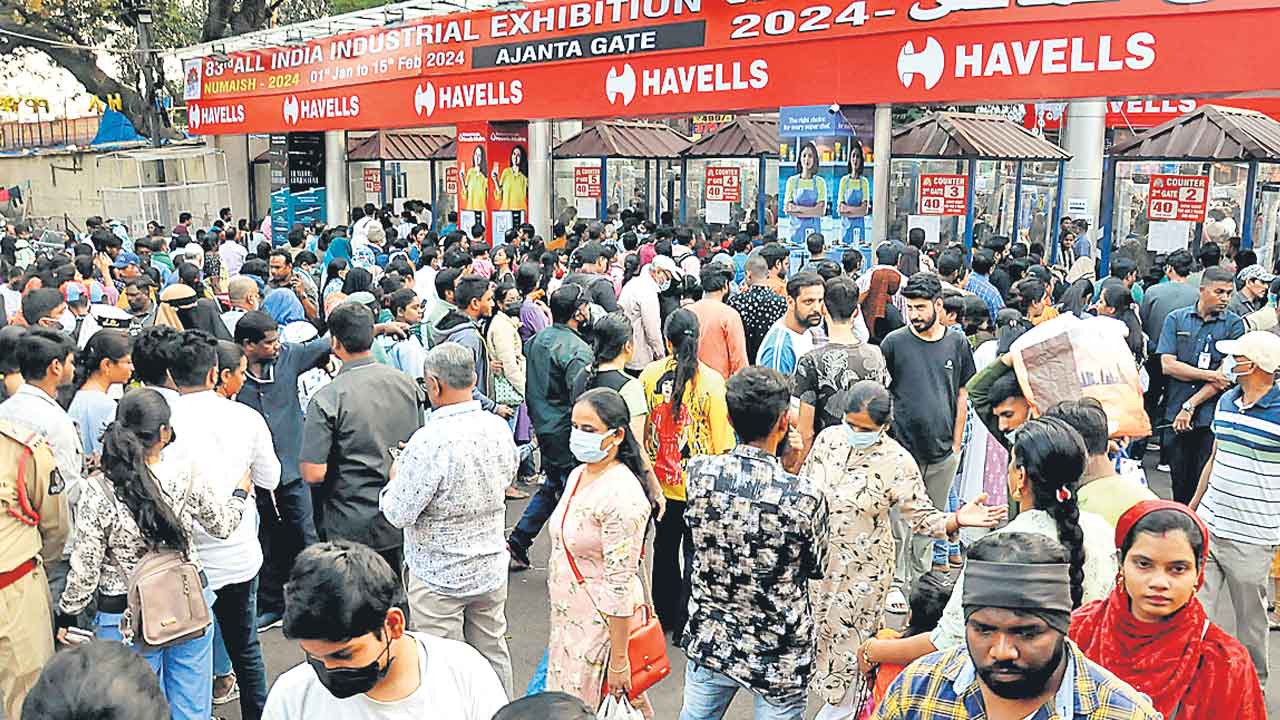 కిటకిటలాడిన నుమాయిష్‌ 