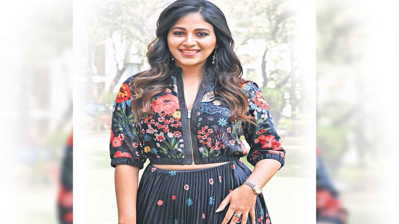 Actress Anjali | ఆ సన్నివేశాలు ఇబ్బందిగా అనిపిస్తాయి: అంజలి