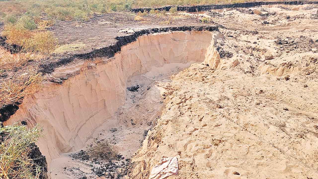 Tungabhadra | రెచ్చిపోతున్న ఏపీ ఇసుక మాఫియా.. తుంగభద్ర నదీతీరంలో హద్దుల్లేకుండా తవ్వకాలు!