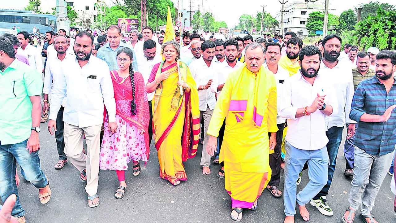 మొక్కు తీర్చుకునేందుకు తిరుమల కొండకు..
