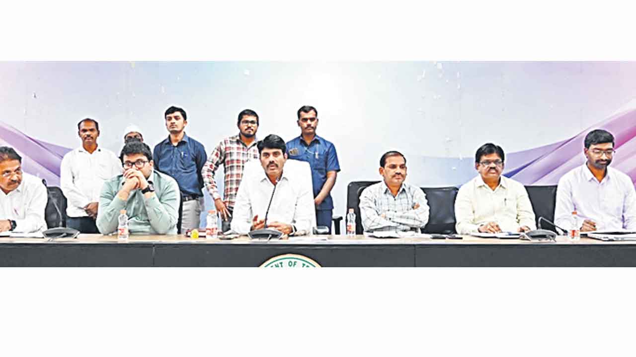 జిల్లా అభివృద్ధికి సమష్టిగా కృషి చేయాలి