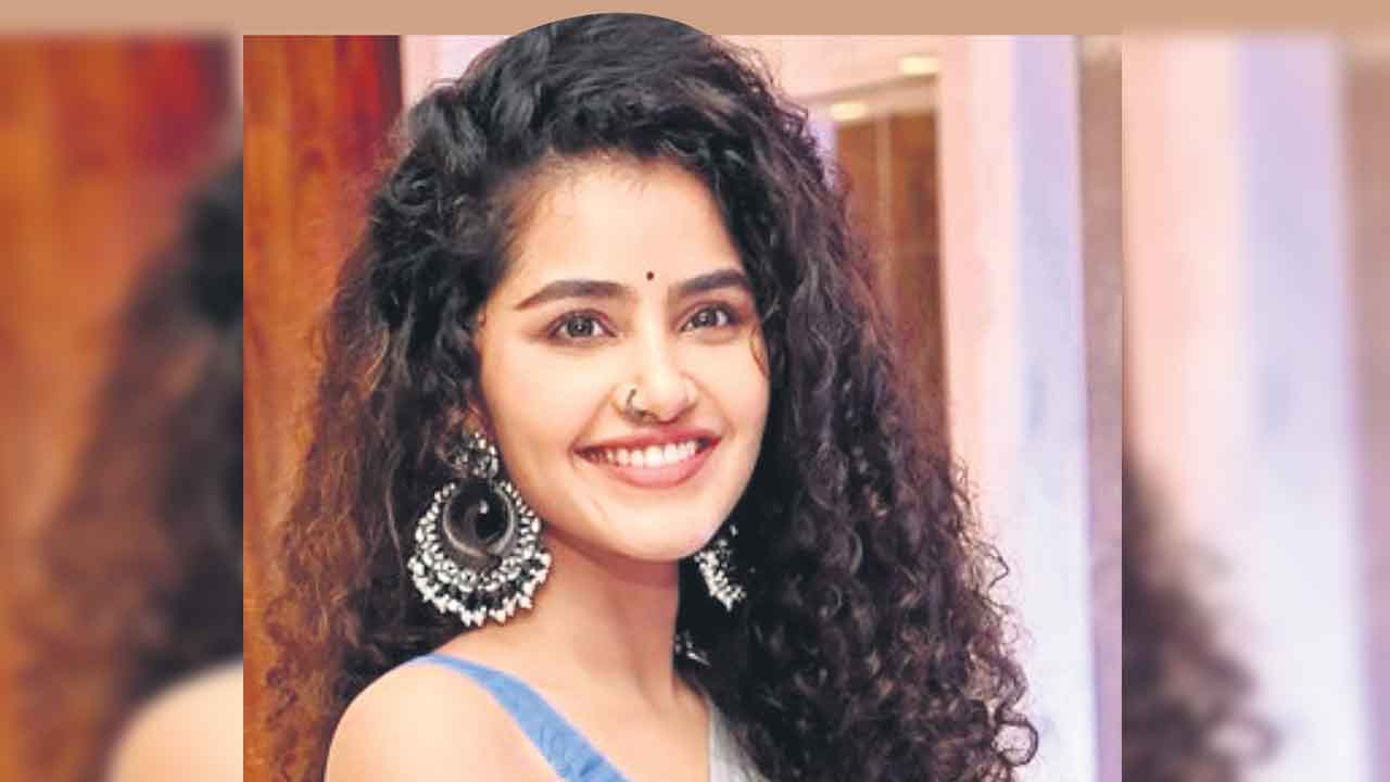 Anupama Parameswaran | రొమాంటిక్‌ సాంగ్‌ వింటూ తెగ ఎంజాయ్‌ చేస్తున్న అనుపమా పరమేశ్వరన్‌