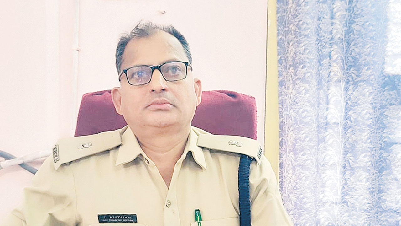 రోడ్డు భద్రతా నియమాలు పాటించాలి