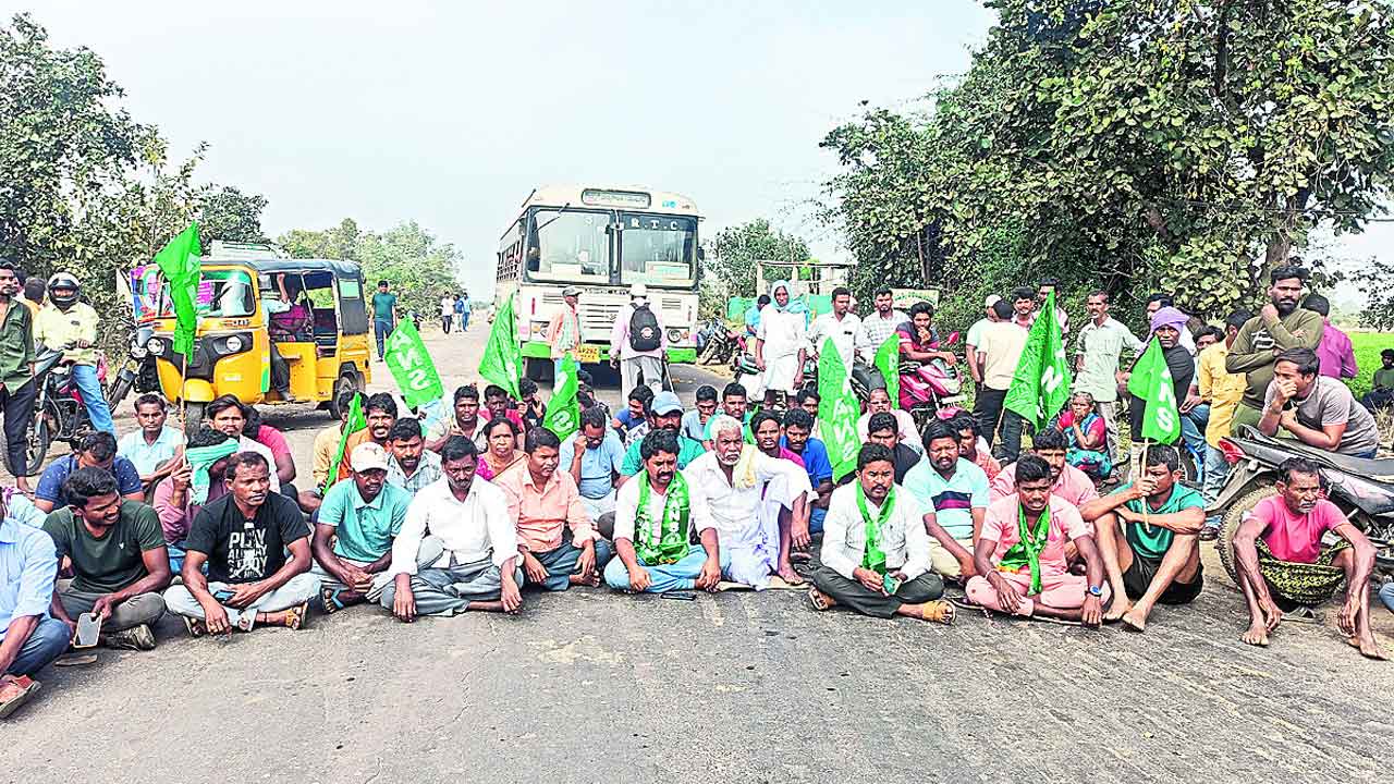 సాగునీటి కోసం రైతుల రాస్తారోకో