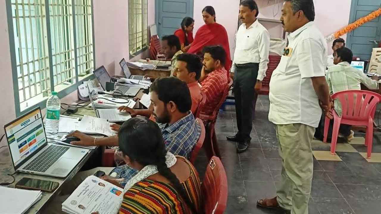 ప్రజాపాలనకు భారీగా దరఖాస్తులు