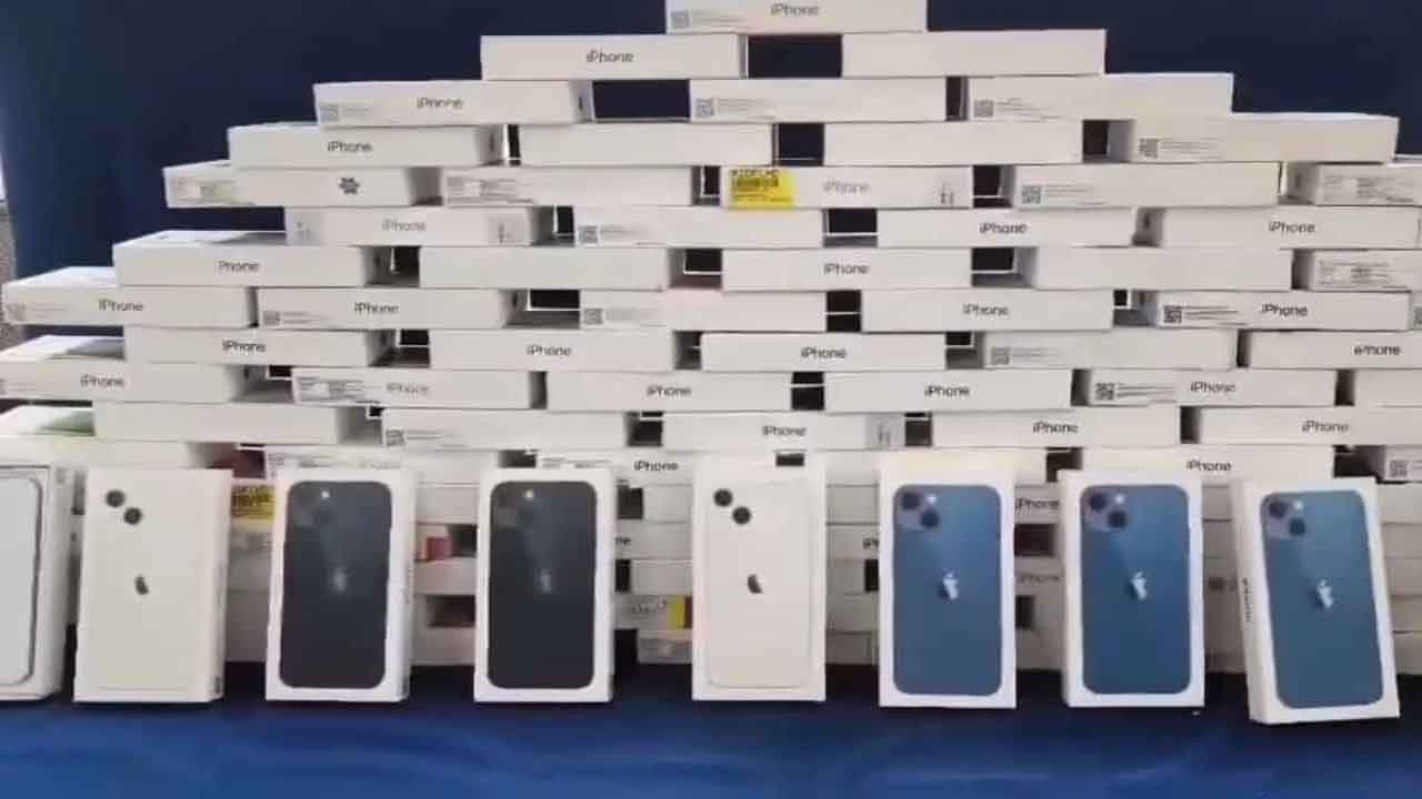 102 ఐఫోన్లు స్వాధీనం