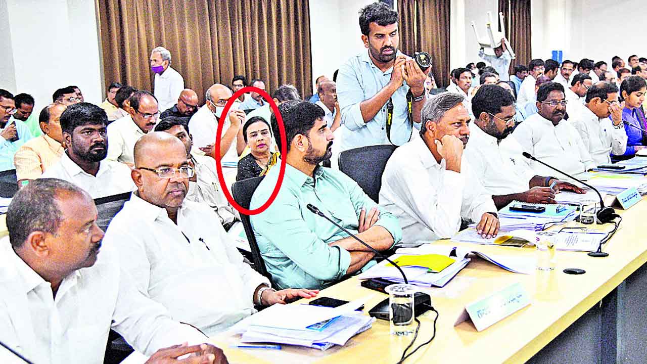 ఝాన్సీ, కొమ్మూరి దర్జా